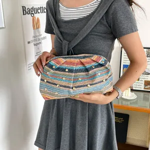 Pochette en tricot à rayures colorées pour femmes, sac à main d'été élégant avec clous métalliques.