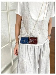 Kleine Kroko-Muster Umhängetasche mit Kette, modische Mini Schultertasche für Damen stilvoll.