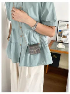 Mini Umhängetasche mit Krokodilmuster für Damen, stylische kleine Schultertasche mit Goldkette.