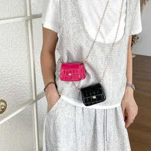 Mini Umhängetasche mit stylischem Kroko-Muster und Kette für Damen modische Alltagstasche.