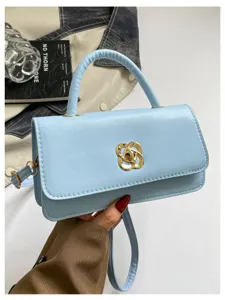 Elegante borsa a tracolla azzurro chiaro da donna, di tendenza borsa baguette con chiusura a girello.