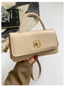 Primo piano dettagliato di una borsa sottobraccio chic in pelle PU beige con chiusura dorata.