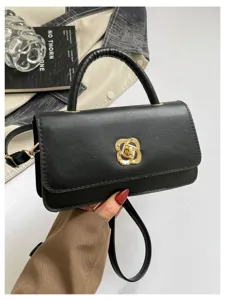 Borsa a spalla minimalista in vera pelle nera con dettaglio di chiusura dorata chic.