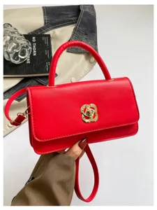 Dettaglio borsa a spalla rossa, elegante borsa baguette da donna con chiusura metallica dorata.