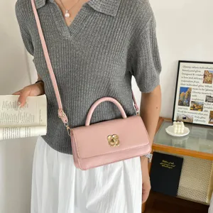 Borsa a spalla rosa chic da donna, elegante borsa a baguette alla moda per ogni giorno.