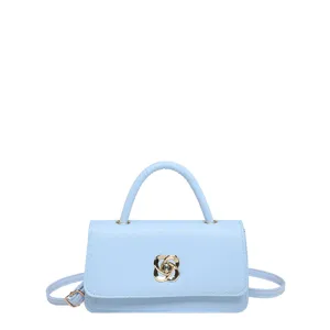 Borsa a tracolla azzurro chiaro minimalista da donna, borsa baguette alla moda con chiusura dorata.