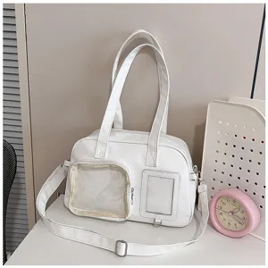 Primo piano dettagliato della borsa ita in pelle PU bianca con tasca trasparente e tracolla.