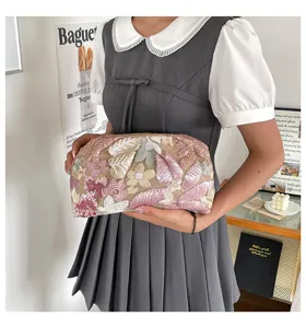 Τσάντα clutch με κέντημα από πούλιες λουλουδιών λεπτομερής όψη εξαιρετικής τέχνης.