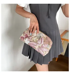 Εξαιρετική τσάντα clutch με κέντημα λουλουδιών και πούλιες, κομψό αξεσουάρ μόδας.