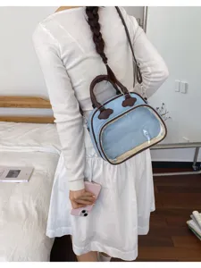 Joli sac bandoulière transparent style ita bag avec fenêtres pour exposition de poupées.