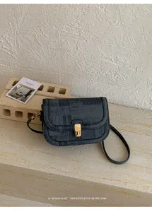 Vue détaillée du sac à bandoulière rétro texturé avec fermoir en métal pour femmes.