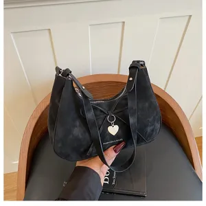 Élégant sac à bandoulière noir avec nœud pour femme, sac hobo chic avec charm cœur.