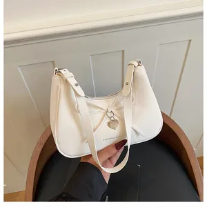 Sac bandouliere blanc avec noeud pour femme, sac epaule chic avec pendentif coeur.