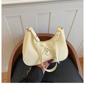 Sac à épaule jaune avec nœud pour femme, sac bandoulière tendance avec pendentif cœur chic.