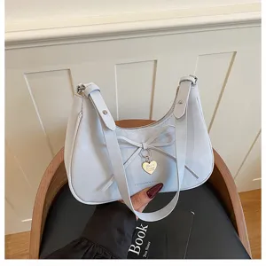 Sac à bandoulière femme gris clair avec nœud et pendentif cœur, sac à main stylé.