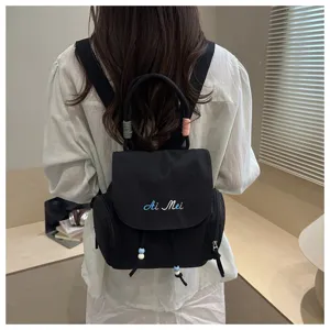 Mochila casual negra vista detallada con bonito bordado, cuentas y asas dobles.