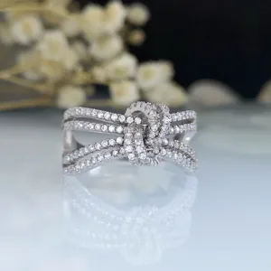 Close-up van de meerstrengige zirkonia knoopring, sprankelende zilveren sieraden.