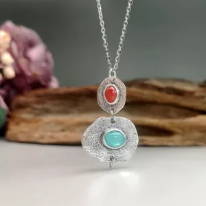 Vue de détail rapprochée d'un collier en acier inoxydable bohème avec pendentifs irréguliers.