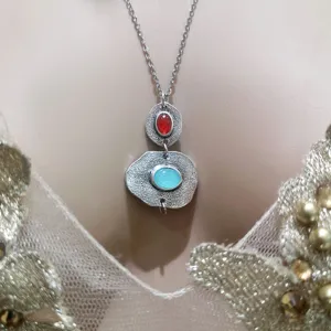 Collier pendentif boho en acier inoxydable avec calcédoine menthe et corail rouge pour femmes détail.