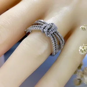 Gedetailleerde close-up van de sprankelende zirkonia strikring op de hand, elegante stijl.