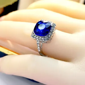 Gedetailleerd overzicht van de luxe vierkante blauwe kristallen ring met zirkoon.