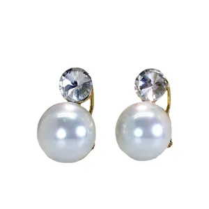 Eleganti orecchini clip con perla e cristallo, gioielli di modo chic e di lusso.