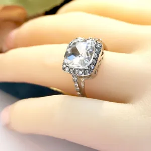 Vierkante zirkonia ring voor vrouwen, luxe minimalistische zilveren ring, stijlvol.