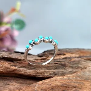 Vintage boho turkoois ring, gedetailleerd overzicht van retro zilveren ring met blauwe stenen.