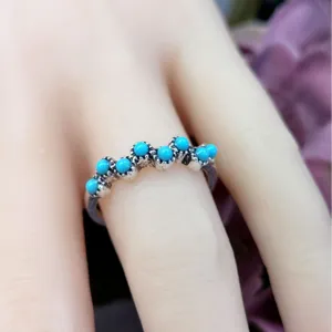 Bohemian vintage stijl zilveren ring met kleine turquoise blauwe kraalletjes voor dagelijks.