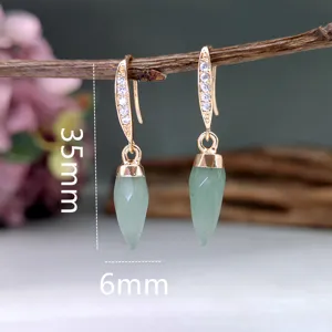 Eleganti orecchini pendenti in pietra naturale retrò con ganci pavé di cristalli.
