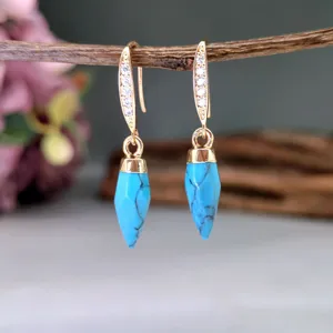 Orecchini pendenti turchesi vintage con ganci in strass per donne eleganti e chic.
