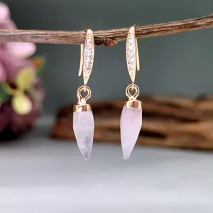 Orecchini pendenti con pietra di quarzo rosa naturale, eleganti gioielli dorati per le donne.