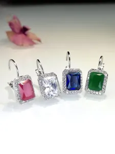 Primo piano dettagliato di orecchini rettangolari in zirconia con luminoso alone colorato.