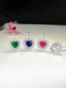 Orecchini pendenti a cuore in zircone lucido, dettaglio colorato per stile elegante chic.