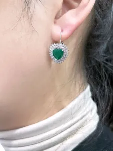 Eleganti orecchini francesi con zircone verde a cuore e contorno di zirconi splendenti.