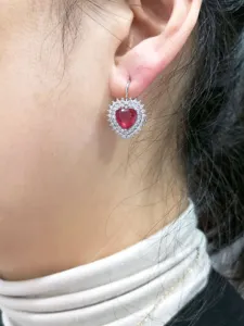 Vista dettagliata di eleganti orecchini a gancio con zircone rosso a cuore da donna stile.