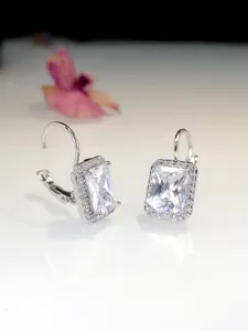 Eleganti orecchini pendenti argentati con zirconi bianchi scintillanti dal taglio rettangolare.