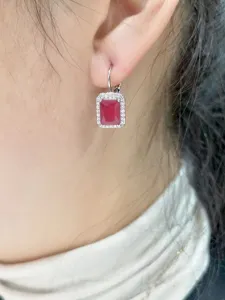 Eleganti orecchini pendenti con pietra rossa rettangolare e zirconi da donna