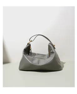 Vista dettagliata della borsa elegante in pelle lucida grigia, design minimal cuscino.