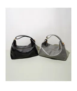 Dettaglio borsa a spalla minimalista coreana, borsa a cuscino casual premium in nero e grigio.