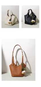 Sac seau classique en cuir pour femme, cabas élégant avec pendentif floral chic.