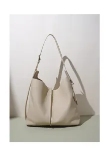 Minimalistische beigefarbene Rindsleder Schultertasche Detailansicht mit weichem Leder.