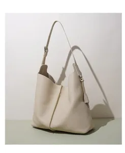 Detailansicht der beigen Schultertasche aus echtem Leder mit hochwertiger Textur und Kapazität.