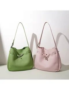 Vista detallada del bolso de hombro para mujer de cuero genuino verde y rosa elegante.