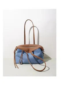 Sac à épaule en cuir et denim vintage, fourre-tout polyvalent au design élégant.