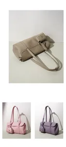 Detailansicht der stylischen Schultertasche aus echtem Leder mit feiner Narbung und Anhänger.