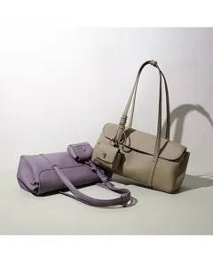 Nahaufnahme der echten Leder Baguette Schultertasche in Khaki und Lila, schickes Design.