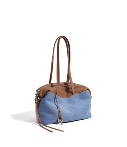 Vue détaillée du sac porté épaule pour femme en jean et cuir marron avec un joli charm.