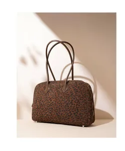 Leopardenmuster Wildleder Bowlingtasche mit Doppelgriffen und geräumigem Innendesign Detail.