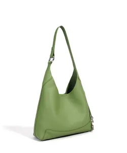 Vue détaillée du sac hobo en cuir vert montrant une texture souple et des accessoires.